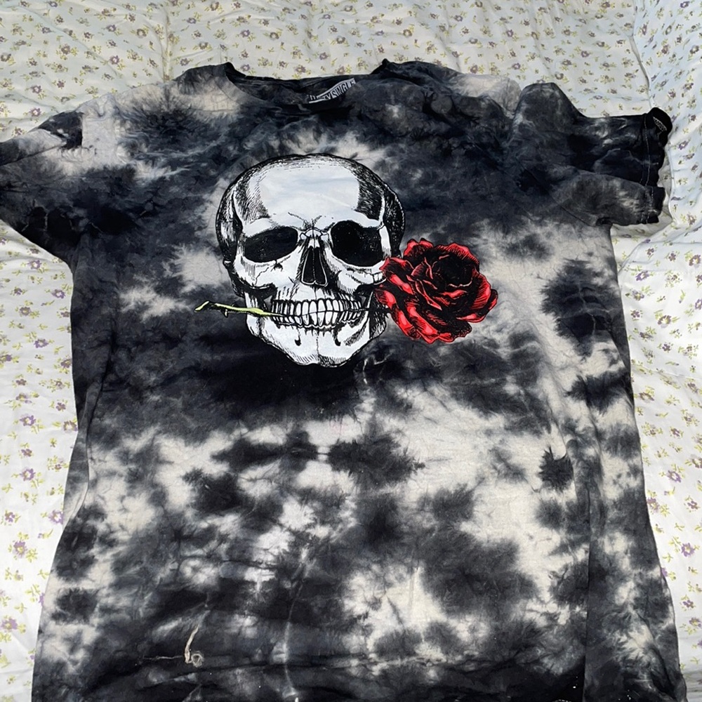 Rue21 skull tie dye shirt . Women’s Size medium